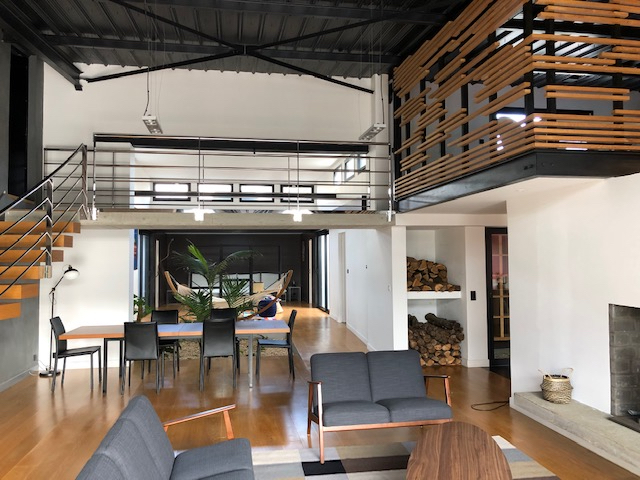 Superbe Maison de 330 m2 esprit Loft industriel avec chambres de plein pied, sur un terrain de 550 m2 Superbe Maison de 330 m2 esprit Loft industriel avec chambres de plein pied, sur un terrain de 550 m2